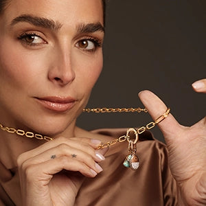 Liberté Rectangular Hooked Chain In Yellow Gold