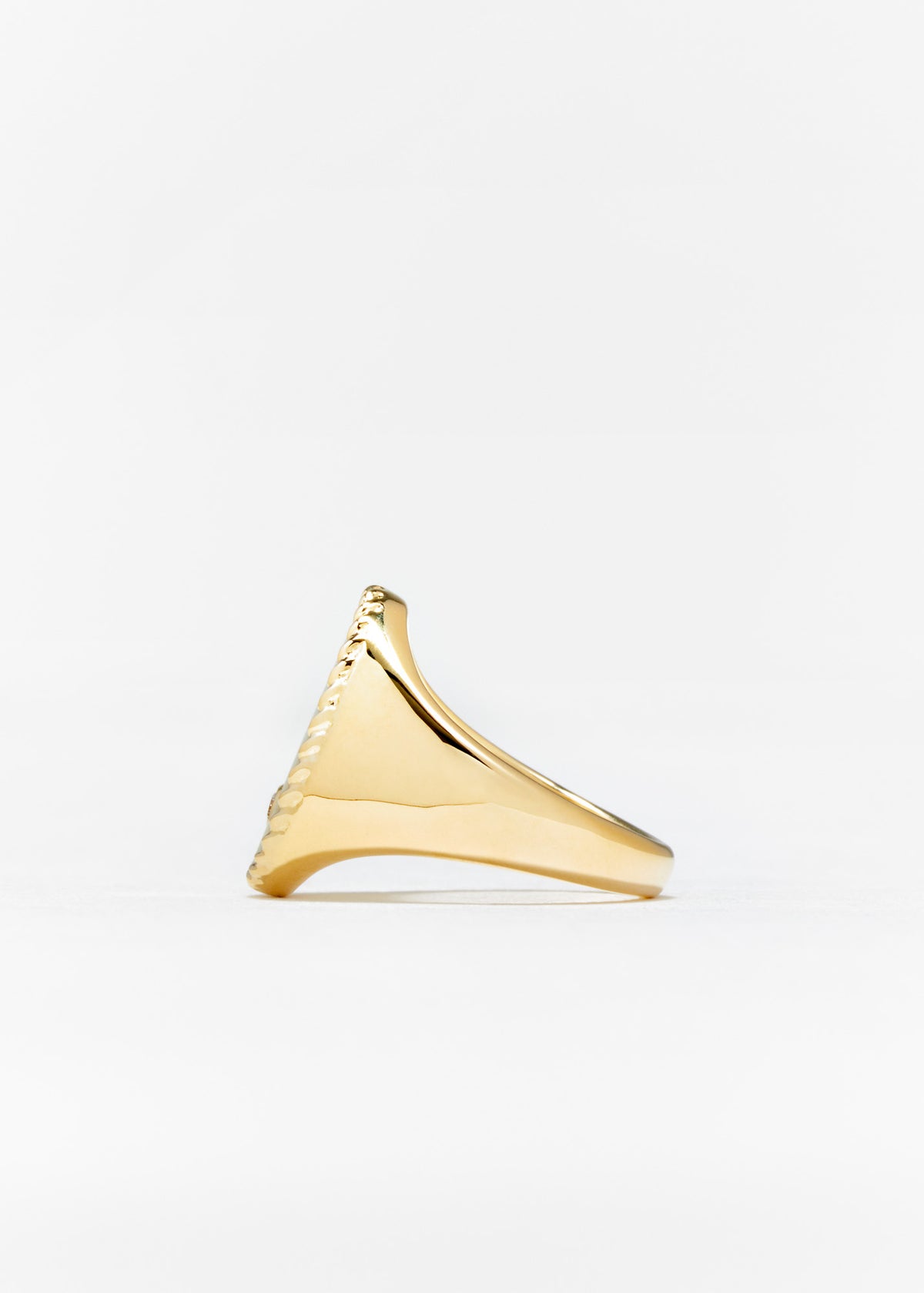 OVAL MOTHER OF PEARL CHEVELIERE YELLOW GOLD SIGNET RING