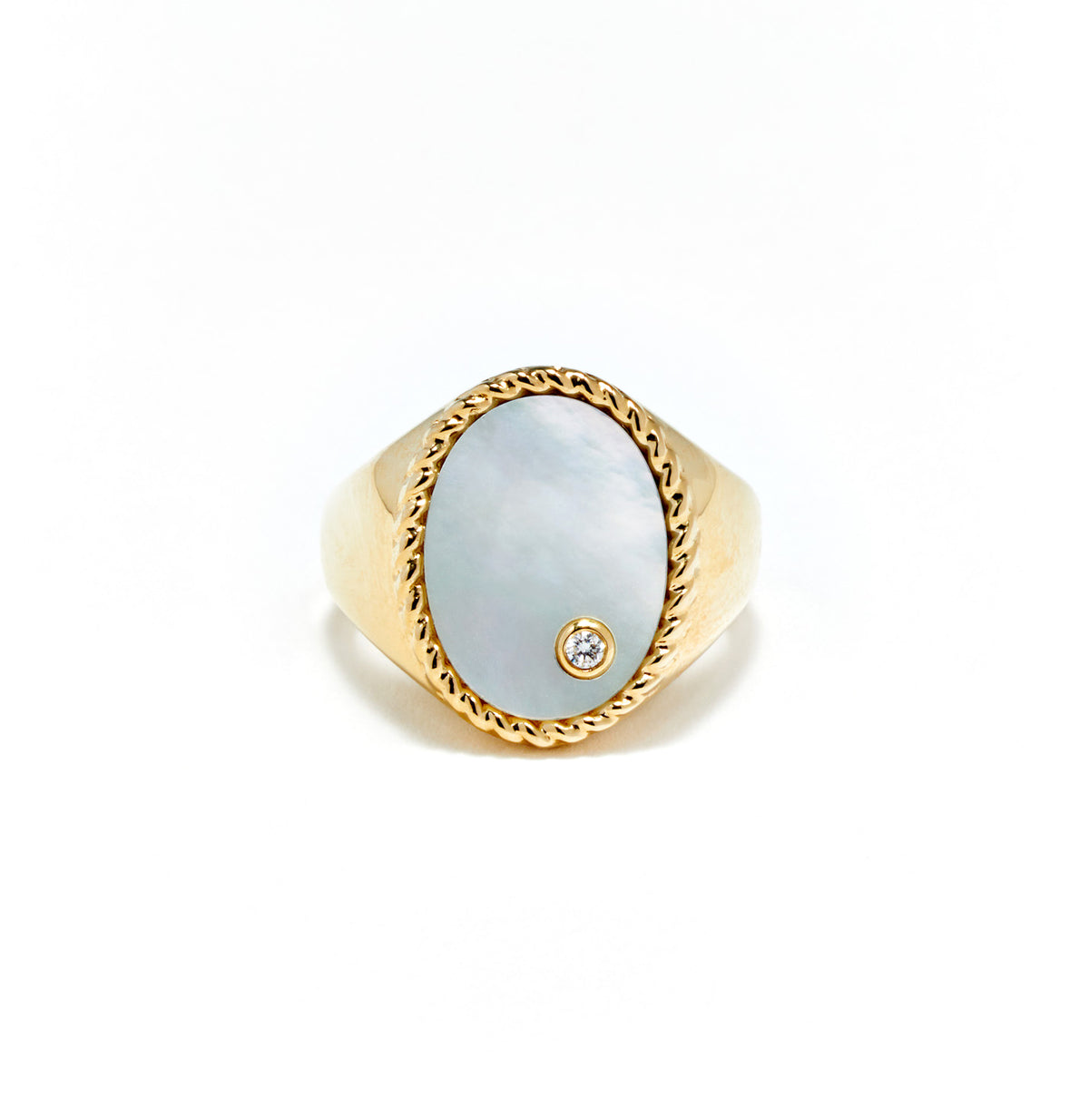 OVAL MOTHER OF PEARL CHEVELIERE YELLOW GOLD SIGNET RING