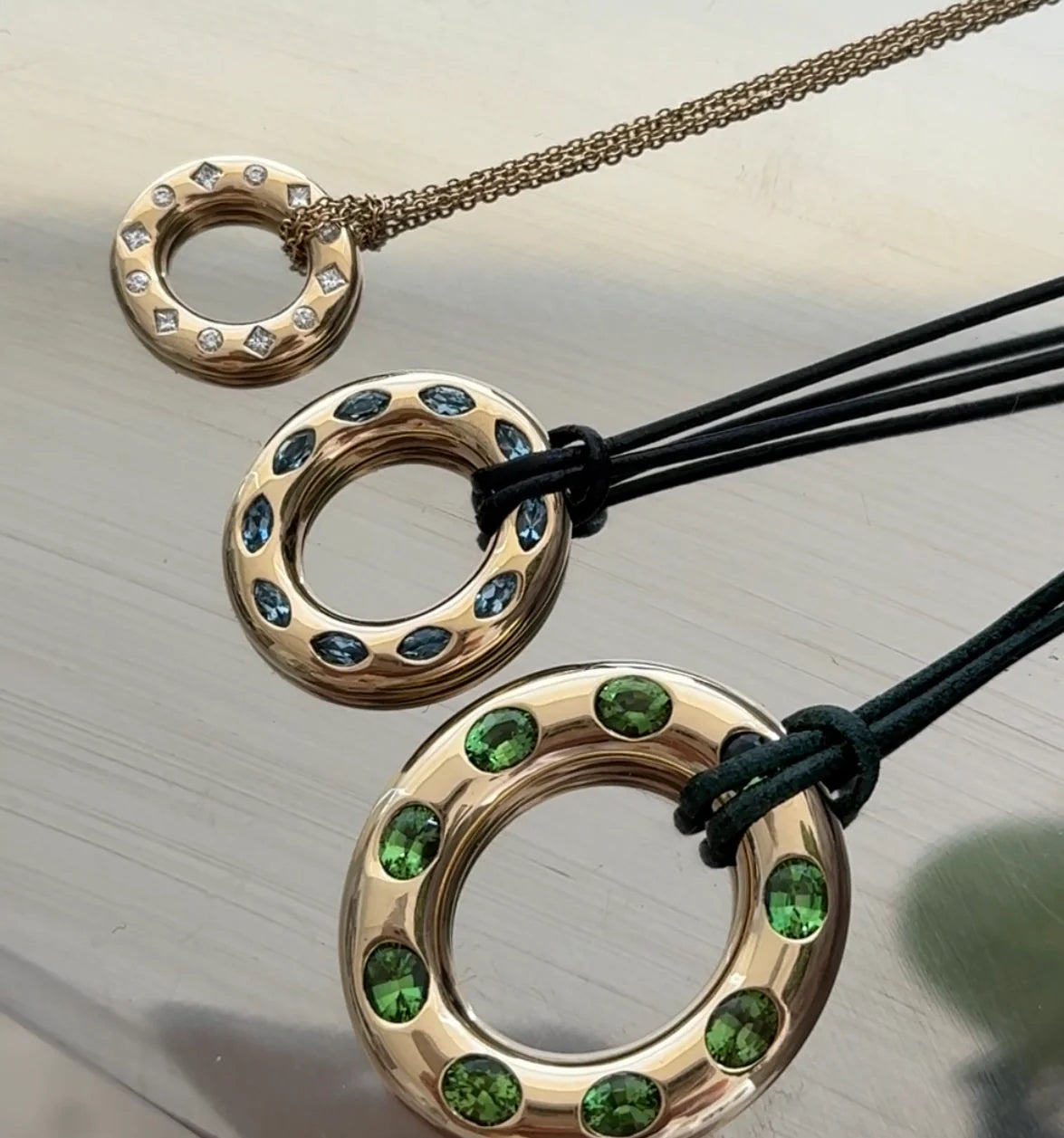 MEDIUM OVAL DISC - AQUAMARINE