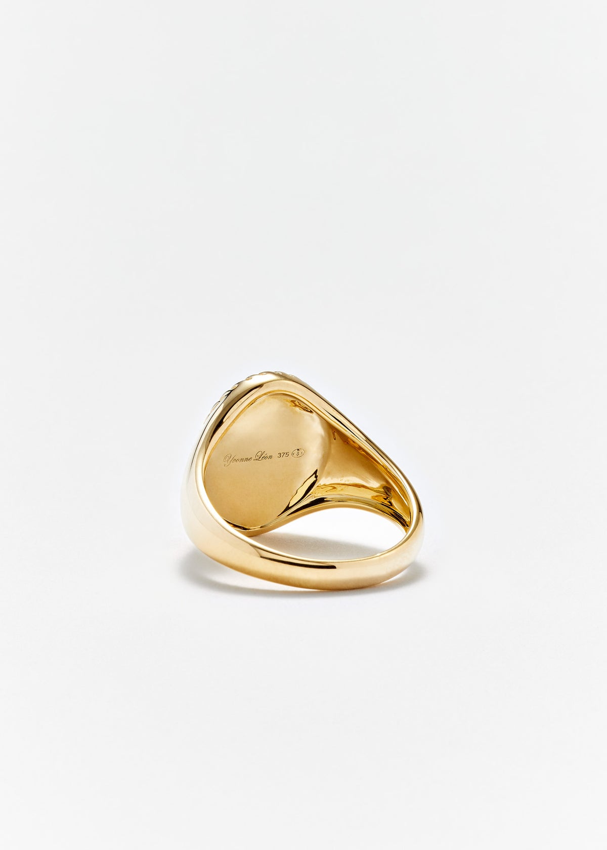 OVAL MOTHER OF PEARL CHEVELIERE YELLOW GOLD SIGNET RING