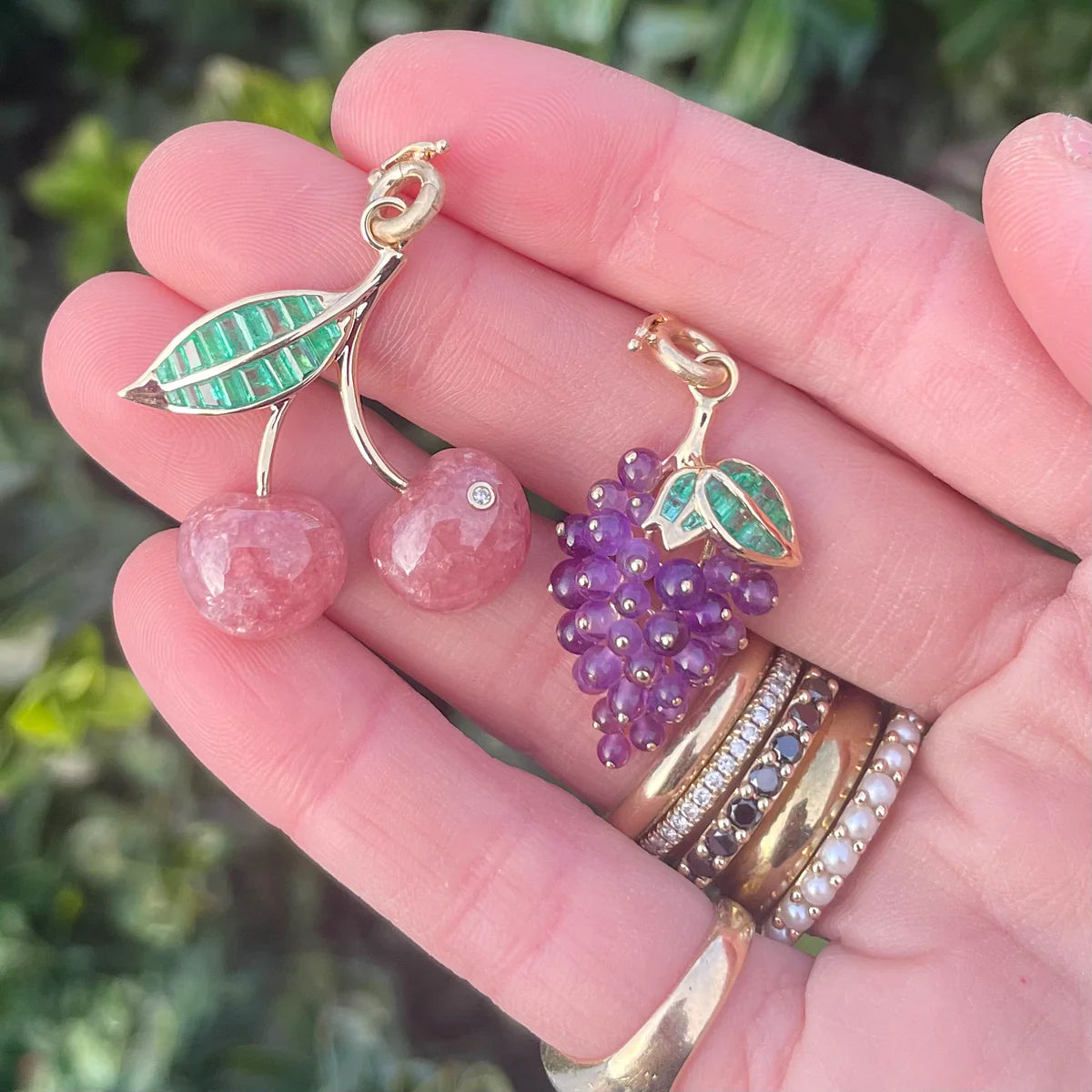 14K GOLD EMERALD &amp; AMETHYST SOUR GRAPES CHARM