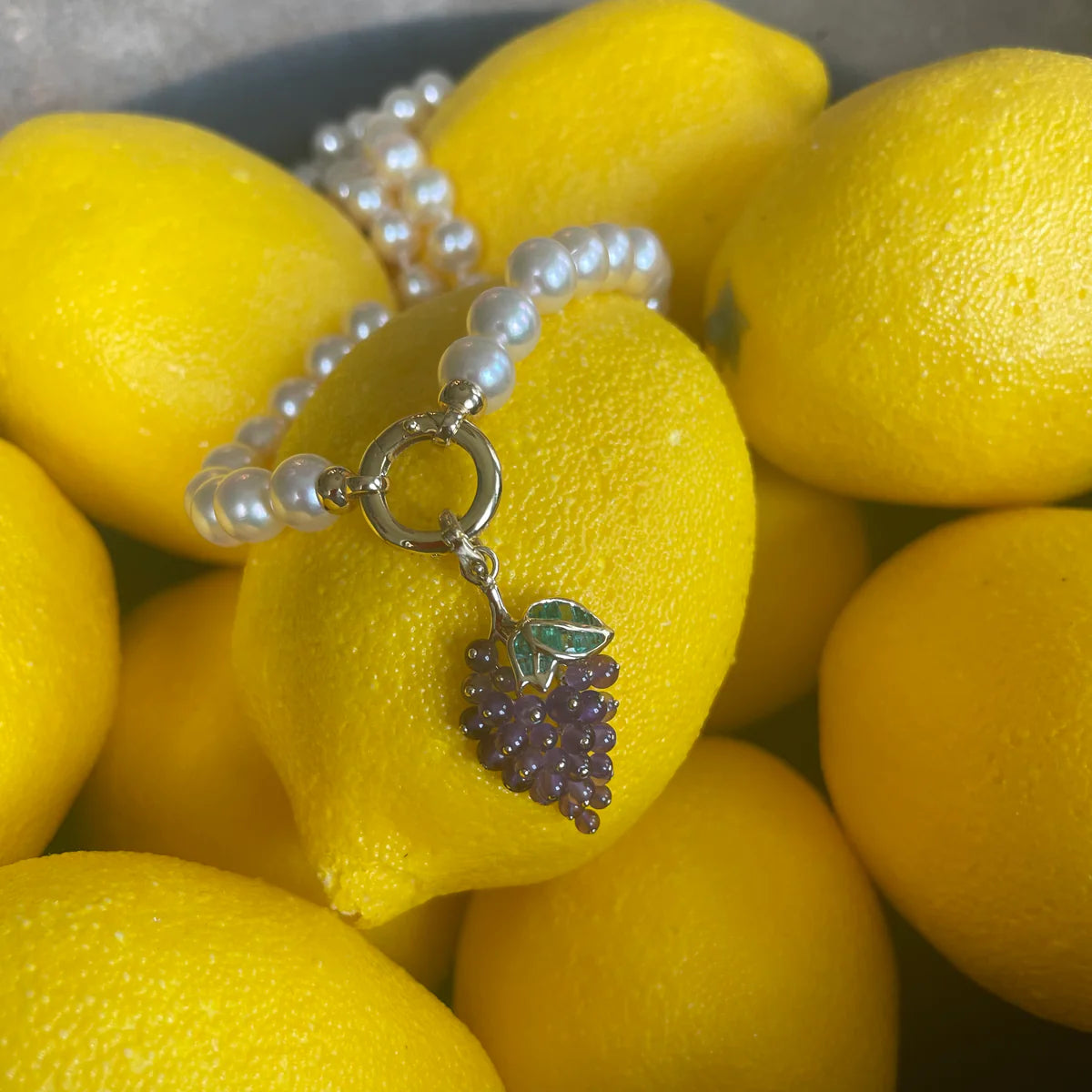 14K GOLD EMERALD &amp; AMETHYST SOUR GRAPES CHARM